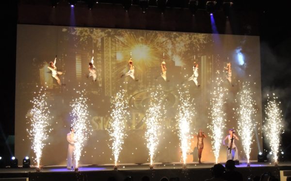 Acrobatic Projection Mapping Entertainers